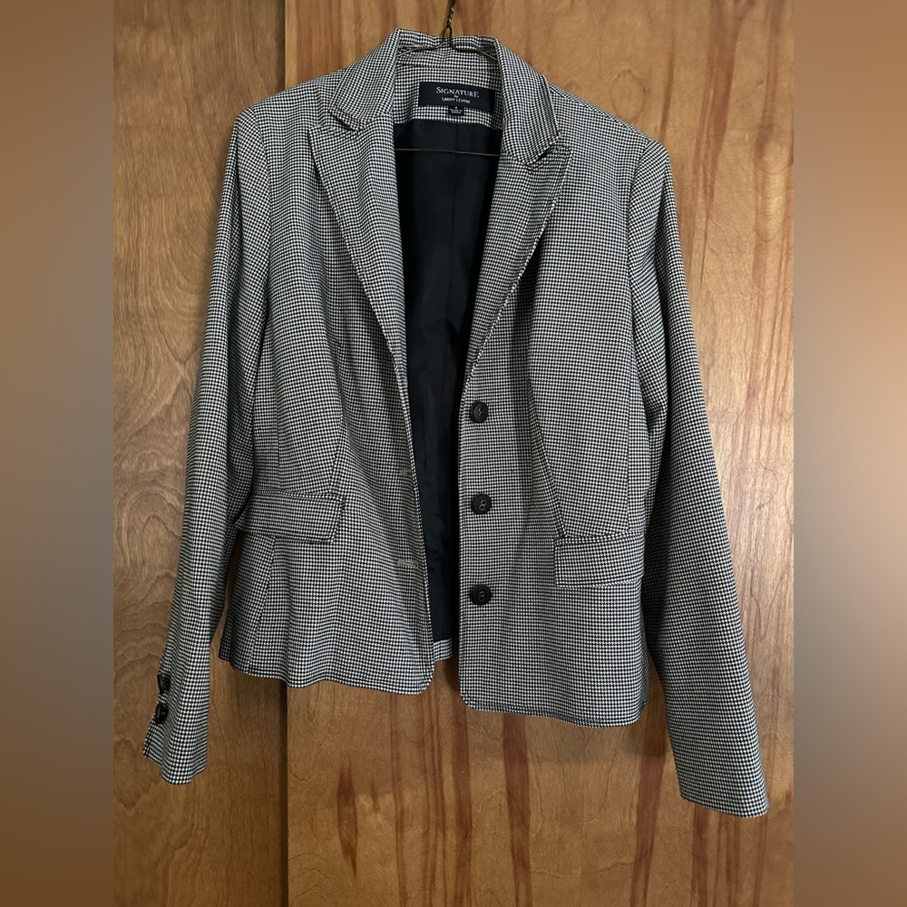 Women’s Pants Suit-signature by Larry Levine Dry Cleaned.